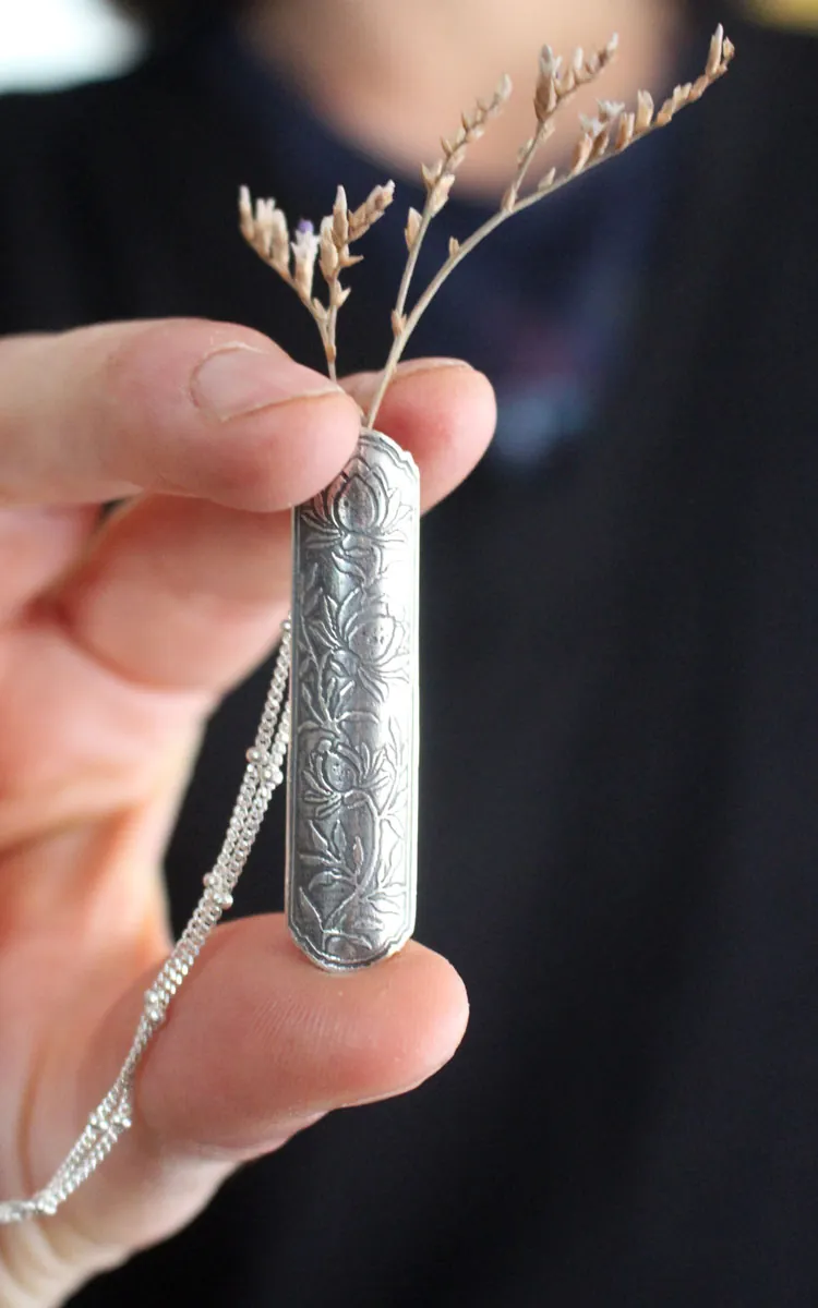 Estuche de flor loto, dije tubular botánico y de aromaterapia en plata
