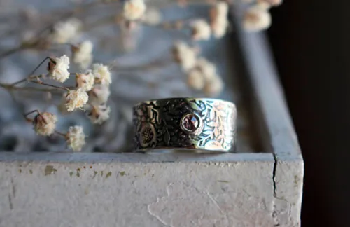 Eternidad, anillo granada en plata y diamante