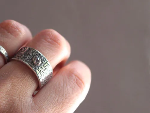 Eternidad, anillo granada en plata y diamante