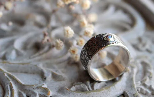 Eternidad, anillo granada en plata y diamante