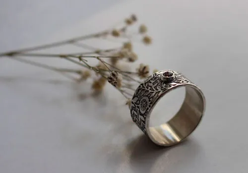 Eternidad, anillo granada en plata y diamante