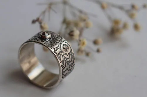Eternidad, anillo granada en plata y diamante