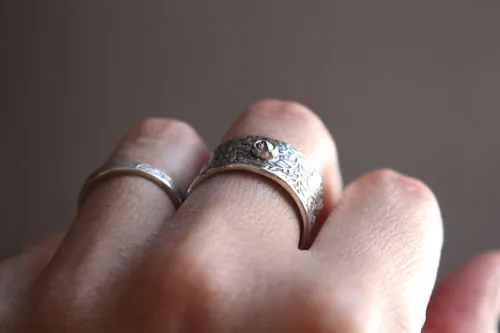 Eternidad, anillo granada en plata y diamante