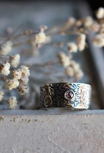 Eternidad, anillo granada en plata y diamante