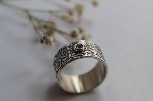 Eternidad, anillo granada en plata y diamante