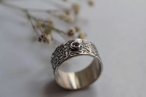 Eternidad, anillo granada en plata y diamante