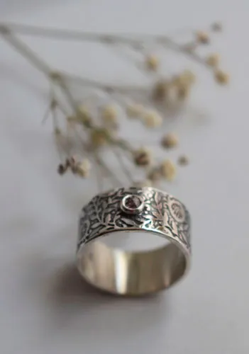 Eternidad, anillo granada en plata y diamante