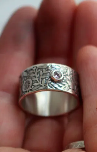 Eternidad, anillo granada en plata y diamante