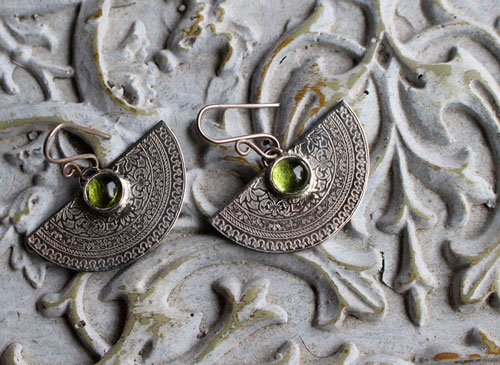 Eterno, aretes arabesco vegetal en plata y peridoto