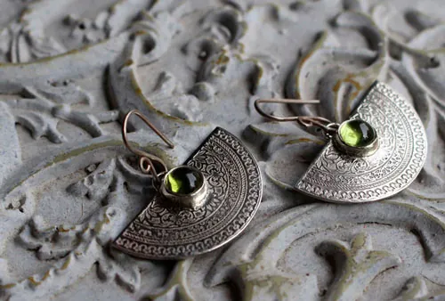 Eterno, aretes arabesco vegetal en plata y peridoto