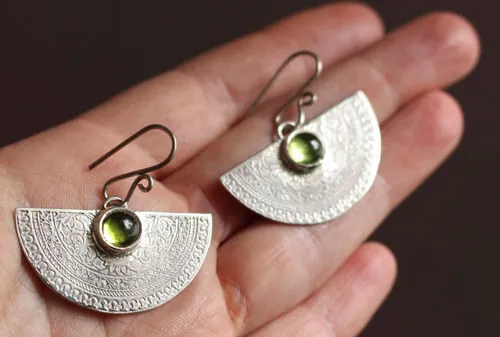 Eterno, aretes arabesco vegetal en plata y peridoto