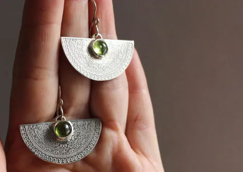 Eterno, aretes arabesco vegetal en plata y peridoto