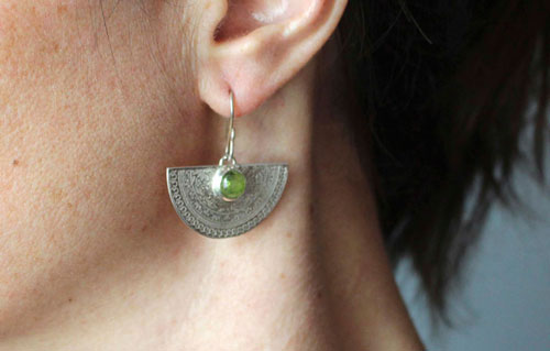 Eterno, aretes arabesco vegetal en plata y peridoto