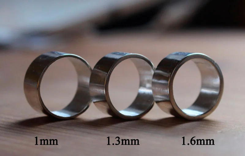 Grosor de los anillos de plata grabados