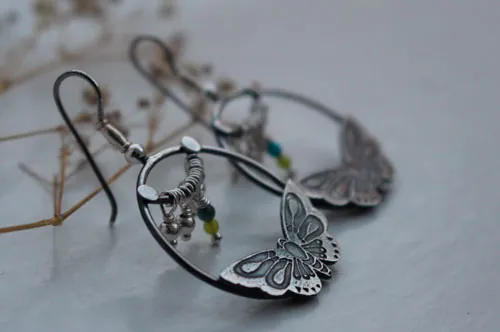 Farandole, aretes mariposa en plata, ágata amarilla, ágata verde y amazonita