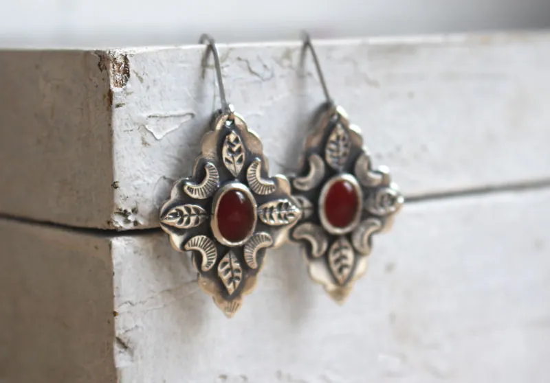 Farándula bajo la luna roja, aretes de hojas y lunas en plata y cornalina