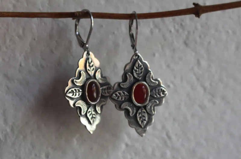 Farándula bajo la luna roja, aretes de hojas y lunas en plata y cornalina