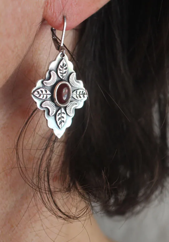 Farándula bajo la luna roja, aretes de hojas y lunas en plata y cornalina