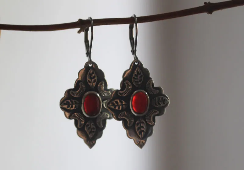 Farándula bajo la luna roja, aretes de hojas y lunas en plata y cornalina