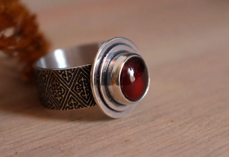 Fe, anillo flor de lis medieval en plata y granate