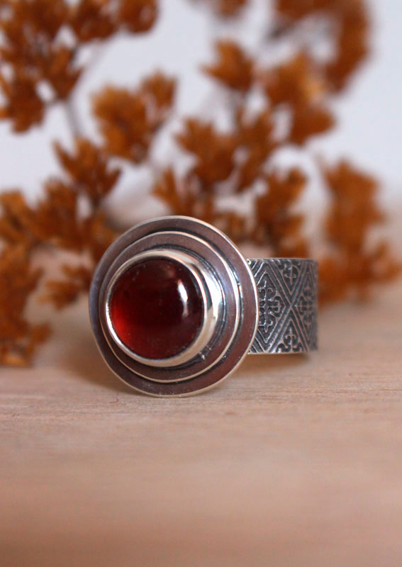 Fe, anillo flor de lis medieval en plata y granate