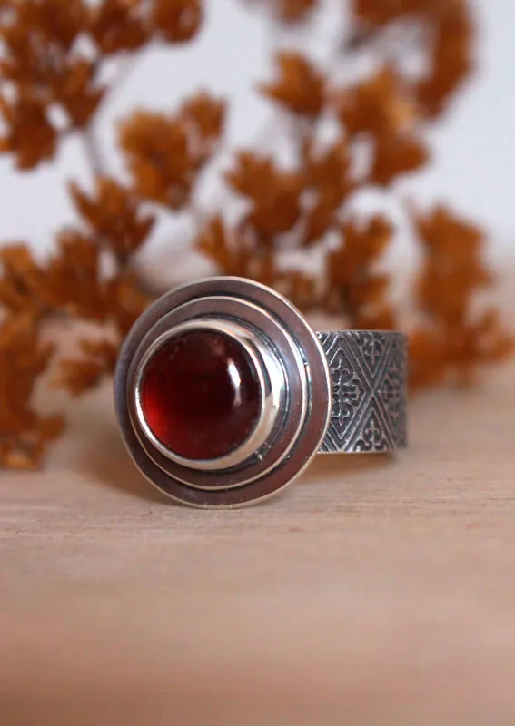 Fe, anillo flor de lis medieval en plata y granate