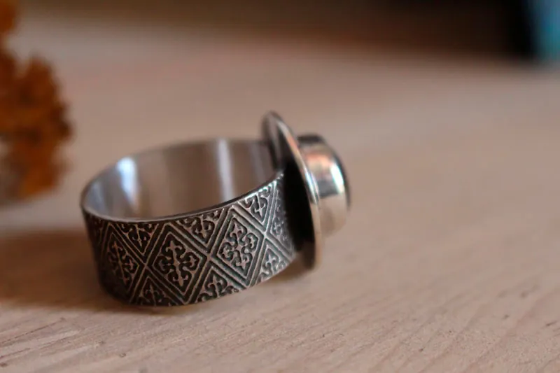 Fe, anillo flor de lis medieval en plata y granate