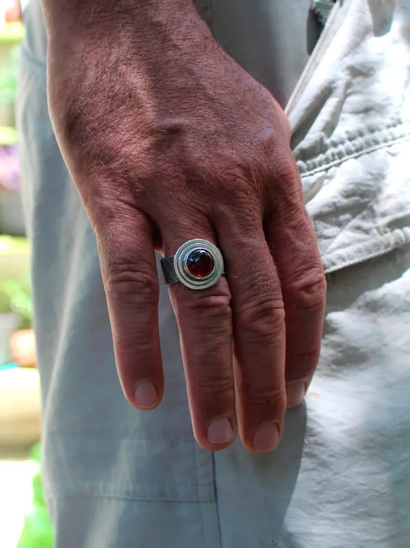 Fe, anillo flor de lis medieval en plata y granate