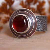 Fe, anillo flor de lis medieval en plata y granate