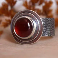 Fe, anillo flor de lis medieval en plata y granate