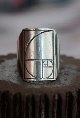 Fibonacci, anillo secuencia matemática en plata