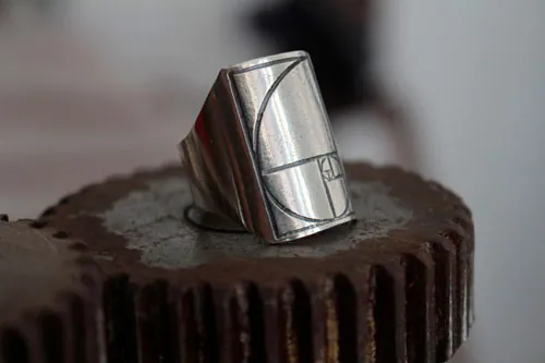 Fibonacci, anillo secuencia matemática en plata