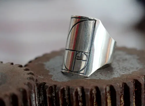 Fibonacci, anillo secuencia matemática en plata