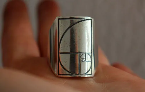 Fibonacci, anillo secuencia matemática en plata