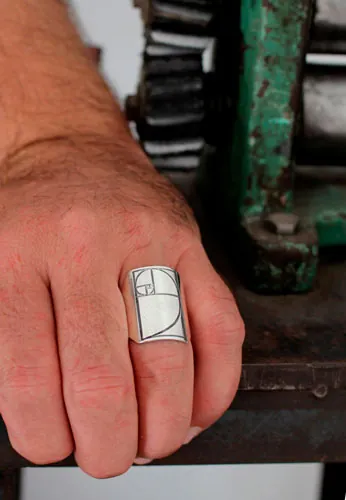 Fibonacci, anillo secuencia matemática en plata