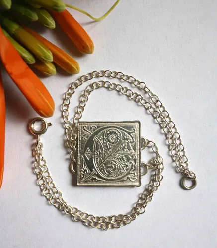 Fleurón, pulsera inicial de iluminación medieval en plata