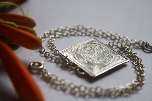 Fleurón, pulsera inicial de iluminación medieval en plata