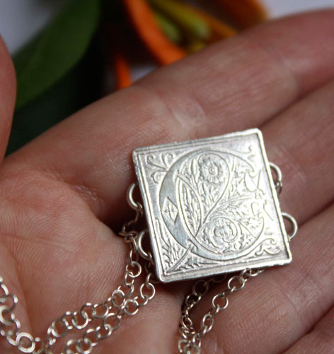 Fleurón, pulsera inicial de iluminación medieval en plata