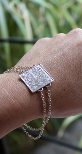 Fleurón, pulsera inicial de iluminación medieval en plata