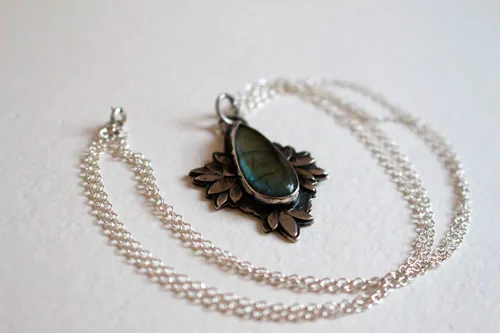 Flor bohemia, collar flor azul en plata y labradorita