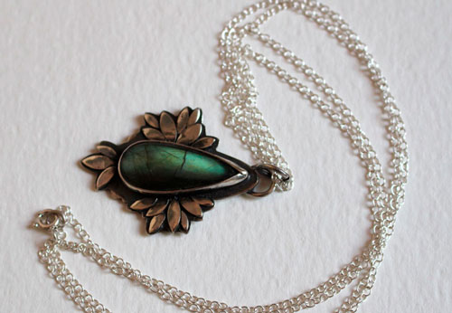 Flor bohemia, collar flor azul en plata y labradorita