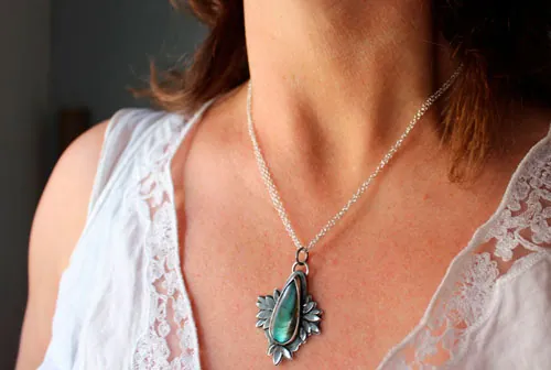 Flor bohemia, collar flor azul en plata y labradorita