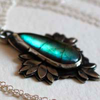 Flor bohemia, collar flor azul en plata y labradorita