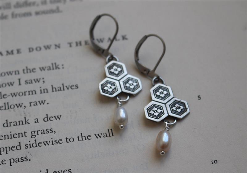 Flor de castaña de agua, aretes japoneses en plata y perla