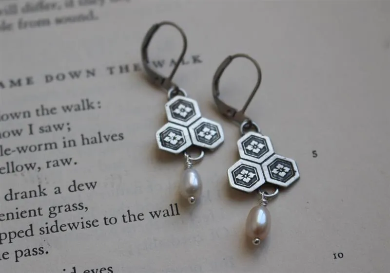 Flor de castaña de agua, aretes japoneses en plata y perla