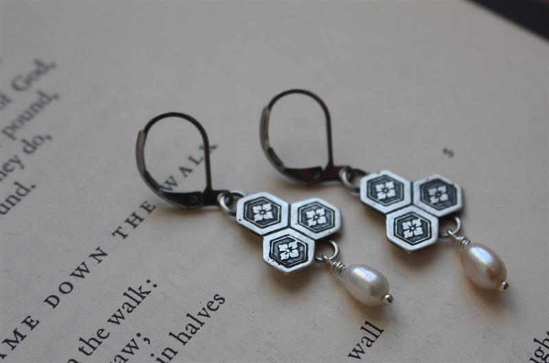 Flor de castaña de agua, aretes japoneses en plata y perla