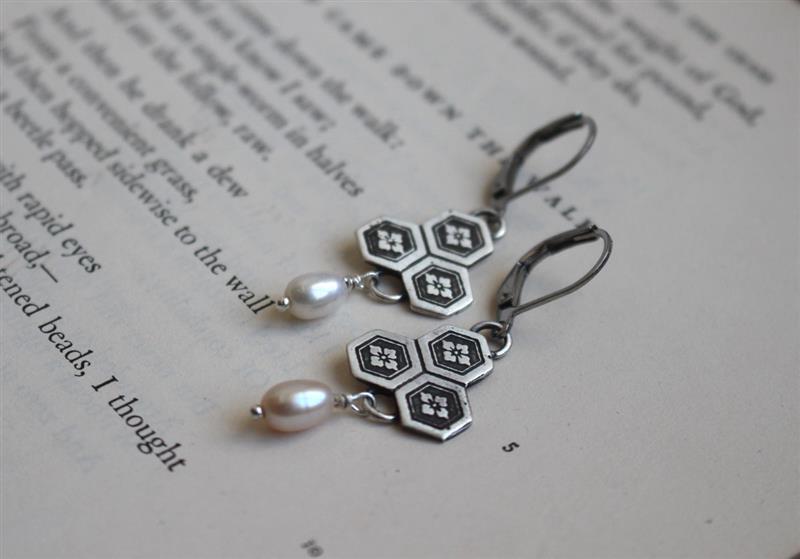 Flor de castaña de agua, aretes japoneses en plata y perla