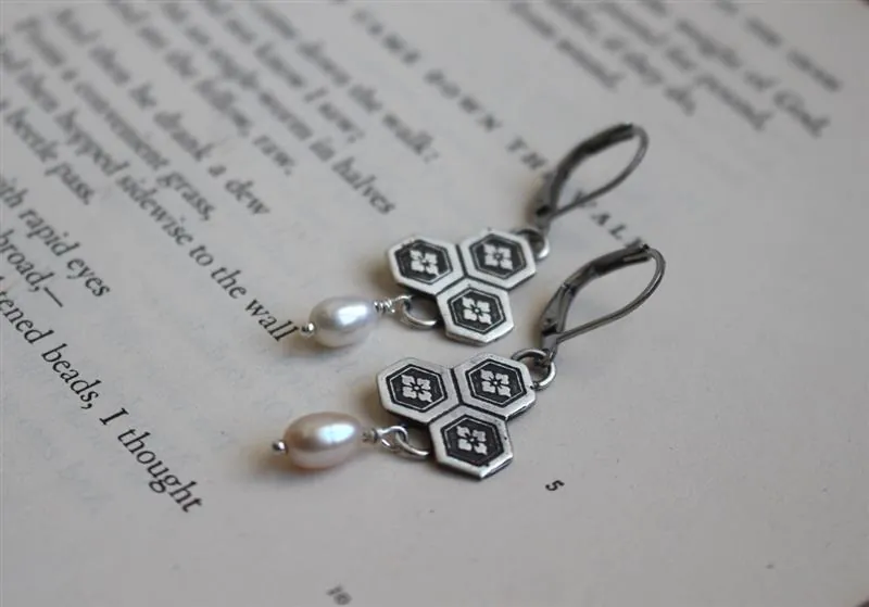 Flor de castaña de agua, aretes japoneses en plata y perla
