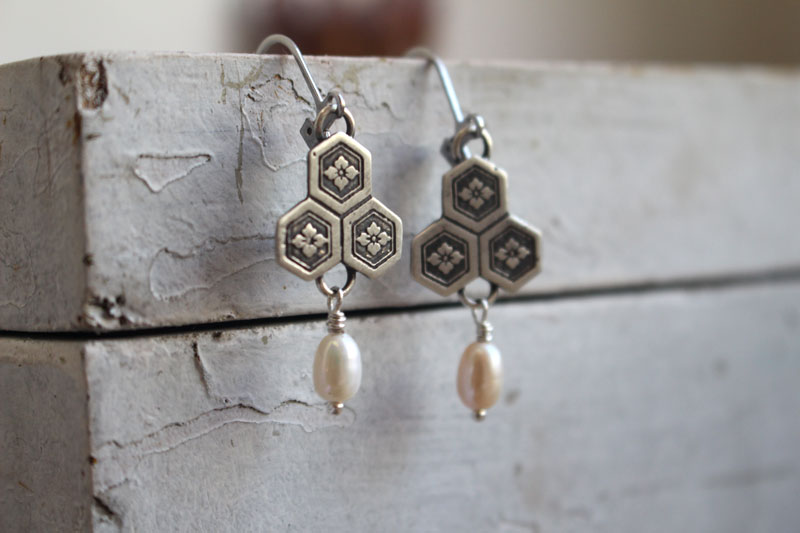 Flor de castaña de agua, aretes japoneses en plata y perla