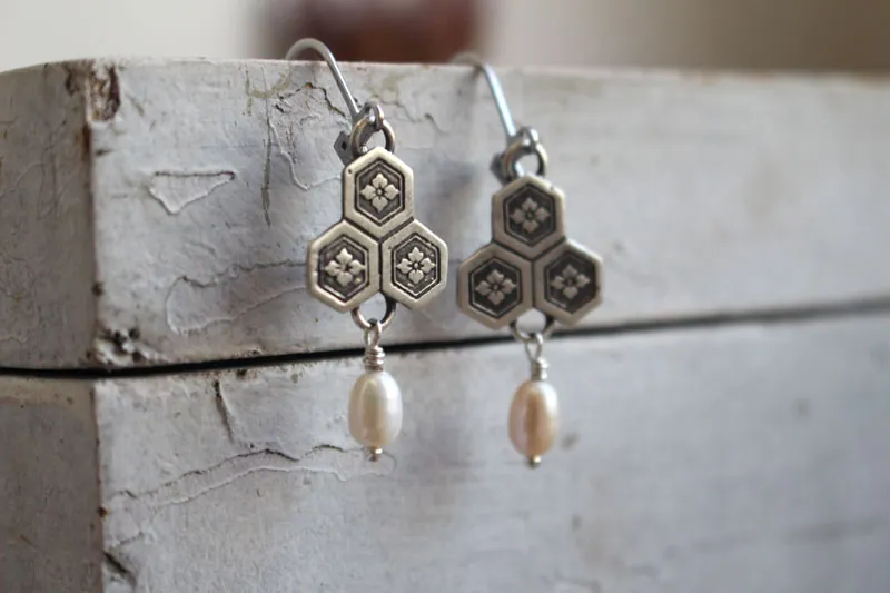 Flor de castaña de agua, aretes japoneses en plata y perla